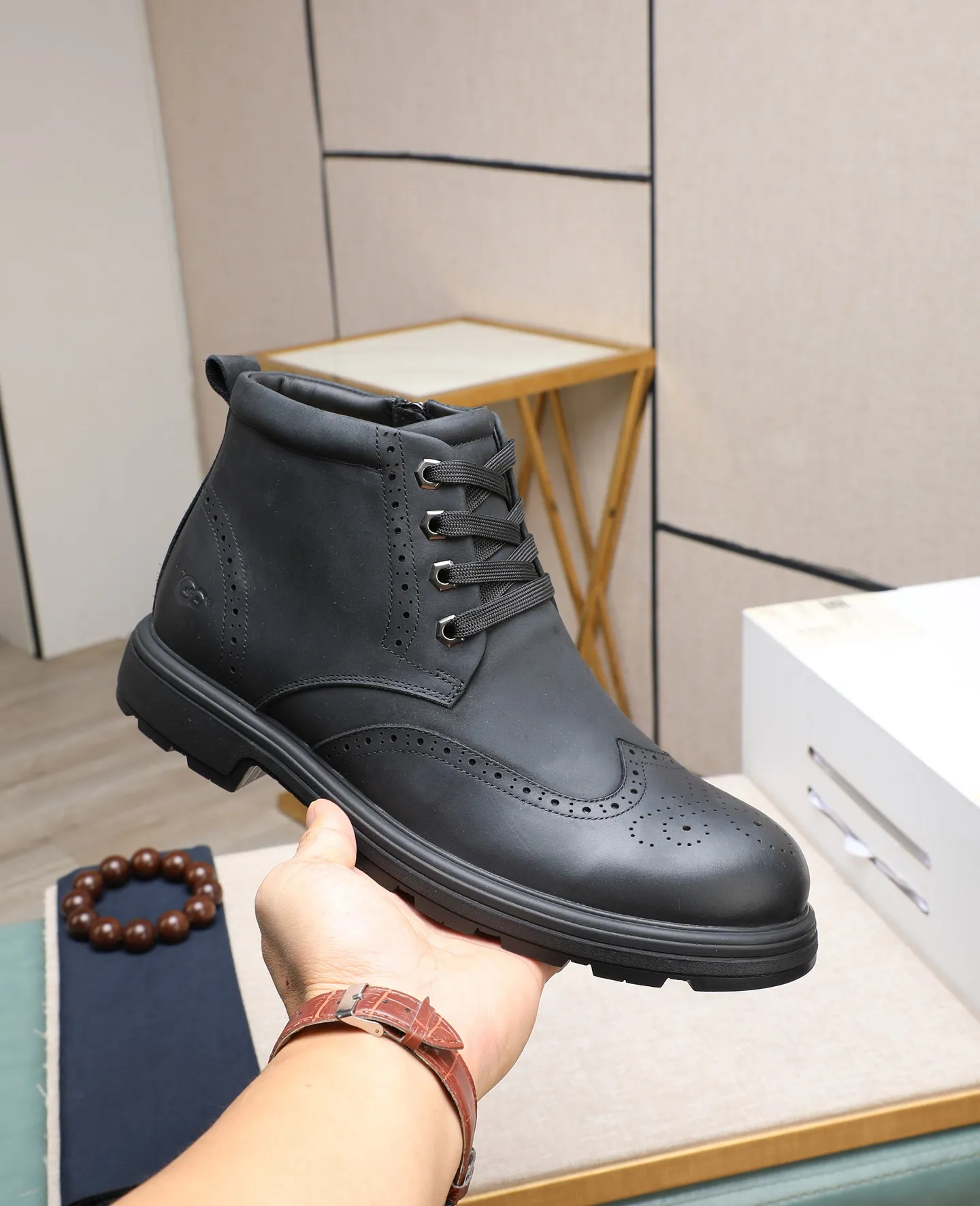 Men's shoes 💰640 (full genuine wool lining, 10% off for fake ones) Please pay attention to the quality of the original item and compare the thickness of the wool 🏮🏮 Popular UGG men's shoes from Australia's warm luxury brand, the official website is synchronized, Beckham men's style..., made of imported first-layer waxed cowhide, waxed toe cap, Australian real wool velvet lining Carefully sewn...Imported rubber Martin boots outsole (comfortable, soft, wear-resistant) The quality is really great...Exquisite workmanship, you won't be able to put it down at first sight, size 39-44 (customized in 45)